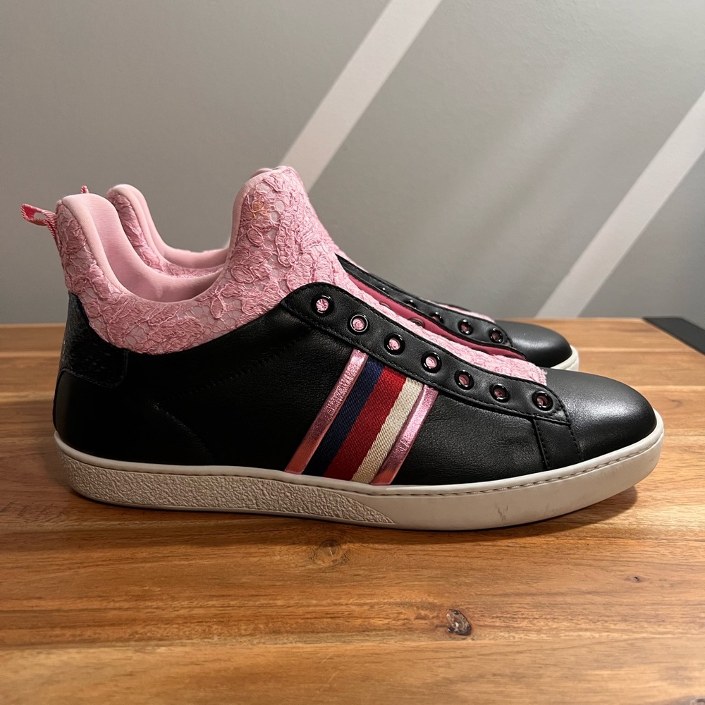 Gucci Women's Black Sneakers with Pink Collar